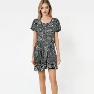 Lularoe Amelia Dress Womens size XS Flare Stretch Gorgeous White Black Pattern